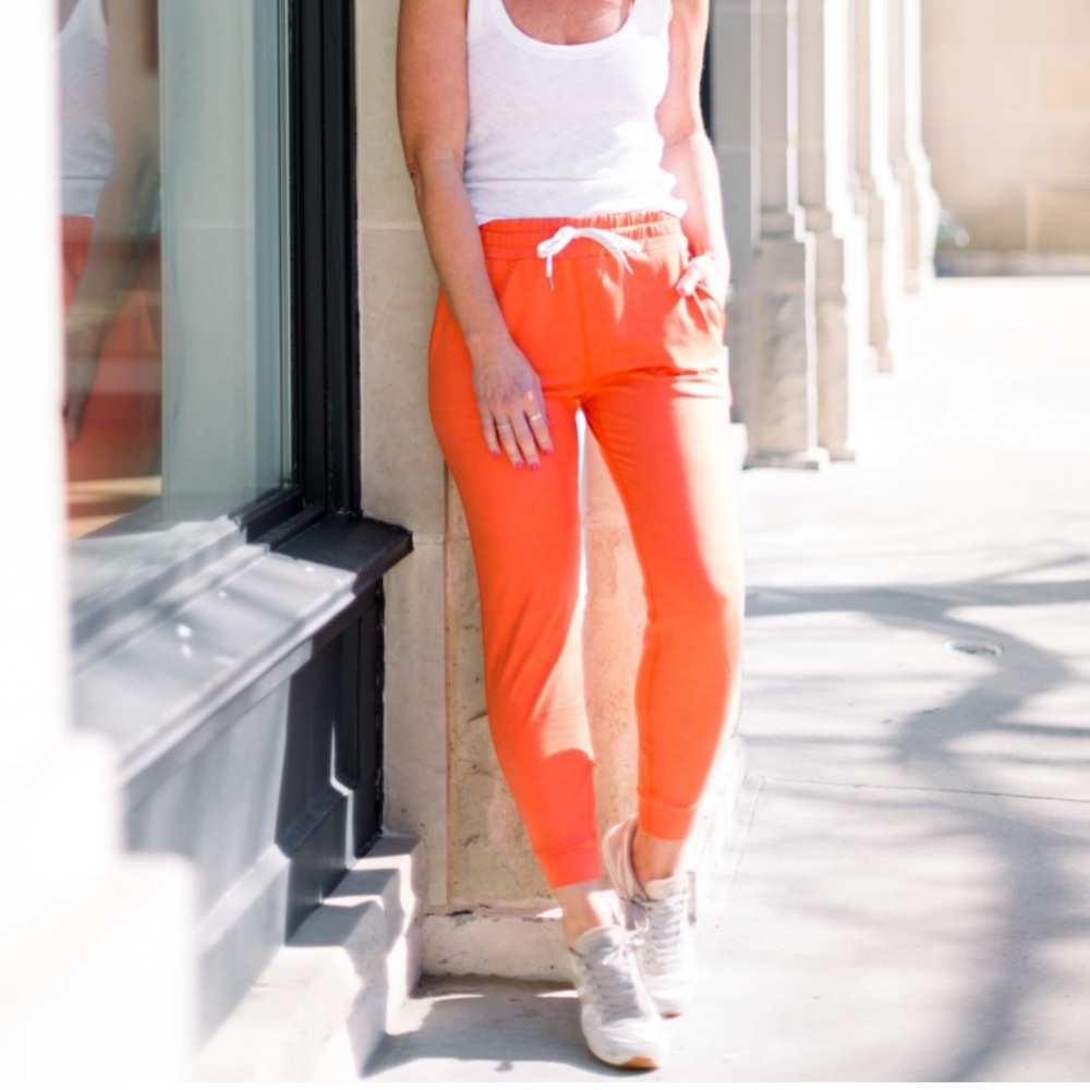 Vuori women’s orange cropped joggers, size XS